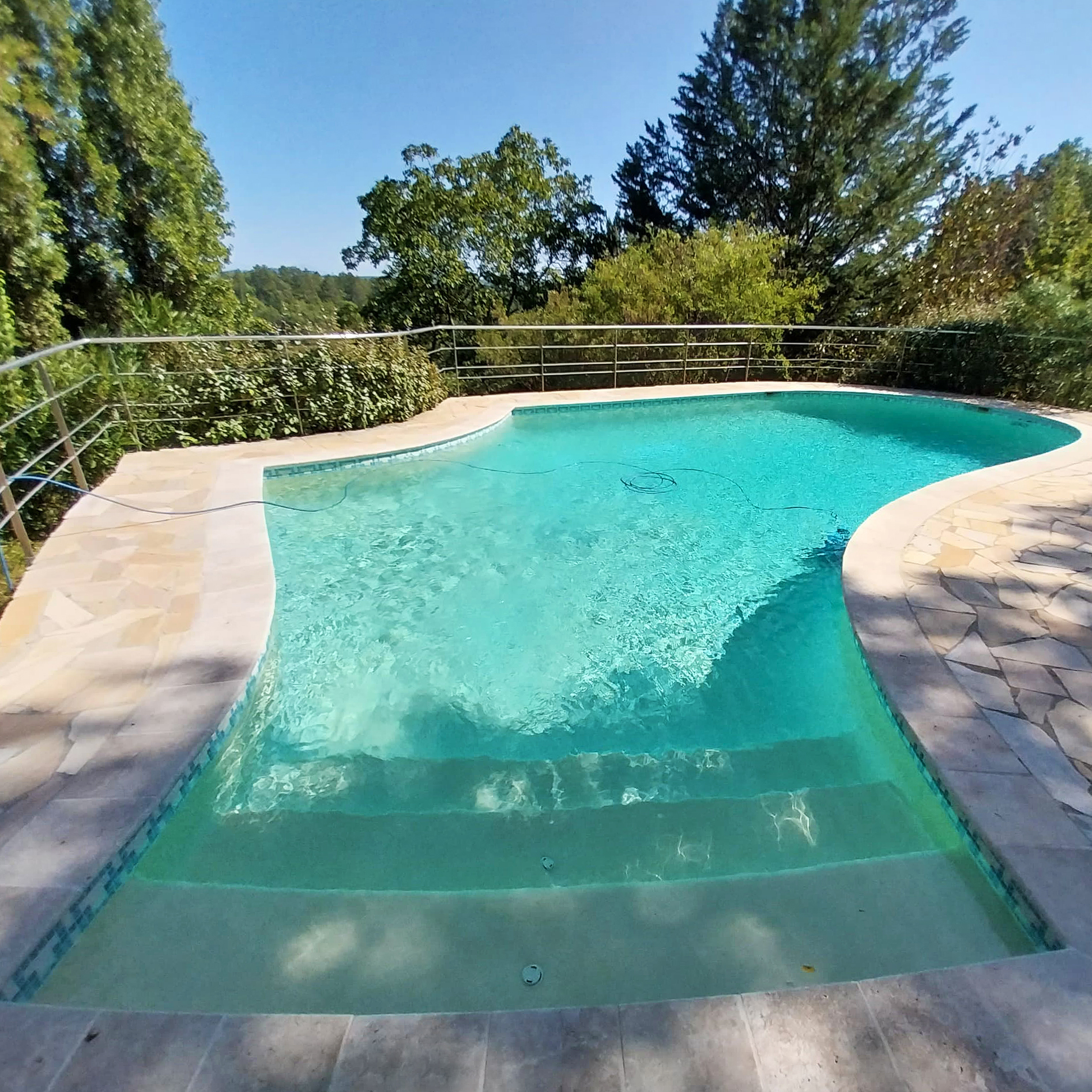 Piscine carré bleu maçonnée luberon