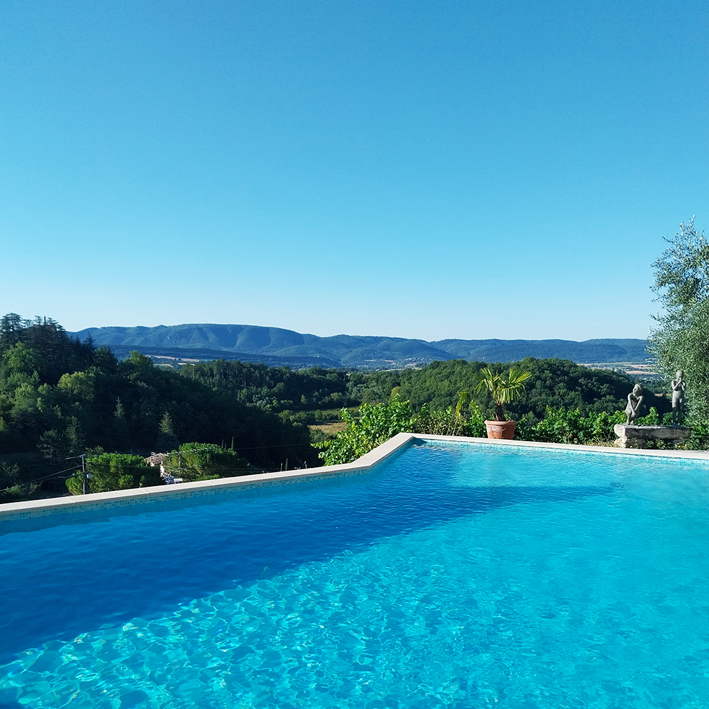 Piscine carré bleu vue luberon