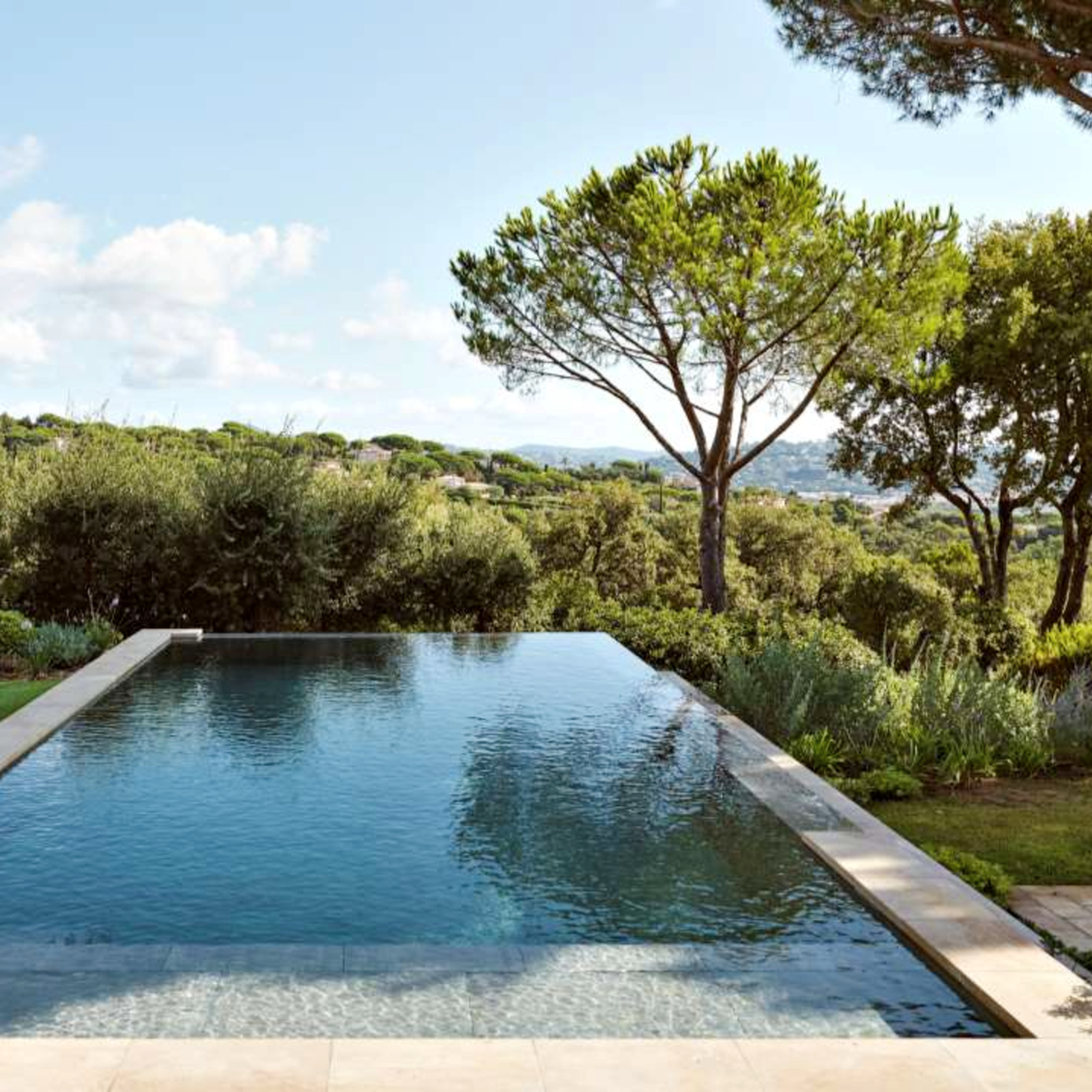 piscine carré bleu a débordement